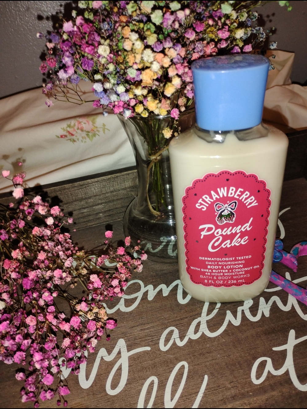 Bath & Body Works Strawberry Pound Cake Lotion - Cream & Blue